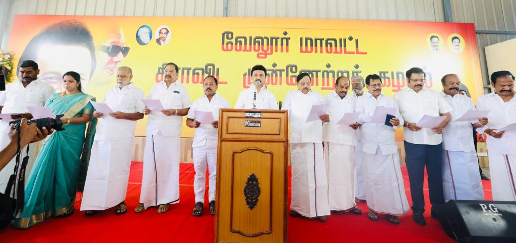 அவர் வாழ்வே ஓர் அரசியல் தத்துவம்!

மொழி, நாடு, மதம் போன்றவற்றைக் கடந்து - மனிதநேயத்தையும் சுயமரியாதையையும் அடிப்படையாகக் கொண்ட அரசியலை வலியுறுத்திய மாபெரும் சீர்திருத்தவாதி அவர்.

தாம் எண்ணியவை எல்லாம் சட்டவடிவம் பெறுவதைப் பார்த்துவிட்டே மறைந்த பெருமை அவருக்கே உரித்தானது!

பெண்