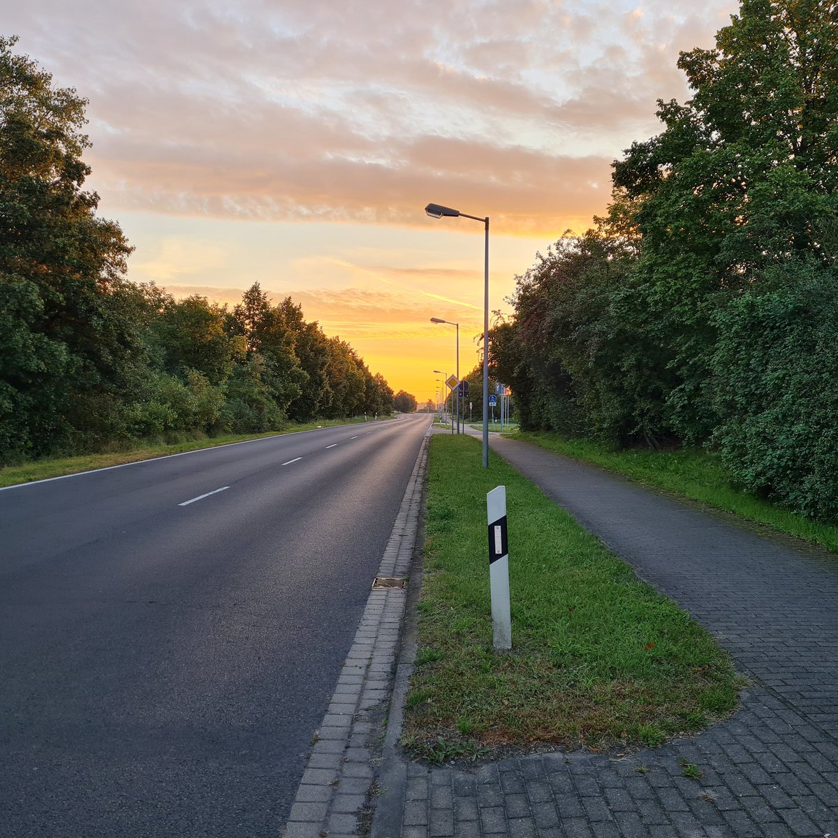 schnelleBeine's tweet photo. Straßenromantik beim #earlybirdrun (#nevernotrunning). https://t.co/O5WLIwZVKS