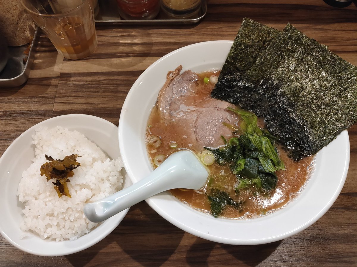 edonomori's tweet photo. 横浜家系らーめん 五丁目ハウス@中野
ラーメン(麺半分・かため・ふつう・ふつう)750円＋ライス無料
コスパの良いラーメンとライスに高菜ありがとうございます感謝でいっぱいですごちそうさまでした😋。🙏
#五丁目ハウス
#家系ラーメン
#中野 https://t.co/7PU7sYaEGP