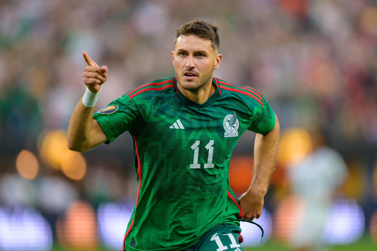 miseleccionmx's tweet photo. En el #Notituit de @Corona_Futbol:
#ConvocadosMX.
@Santigim11 61’⚽️🅰️
@JordiCortizo 90’⚽️
@EdsonAlvarez19 67’
Raúl 62’
@HHerreramex, Gallardo, @Luis3Romo, @angel_malagonv, @KevinAlvarez_2, @ChiqueteOrozco y Alvarado 90’.
@TibaSepulveda30 y @Alexis_Vega9 45’
@Johanvasquez23 8’ https://t.co/o330G6w3Ln