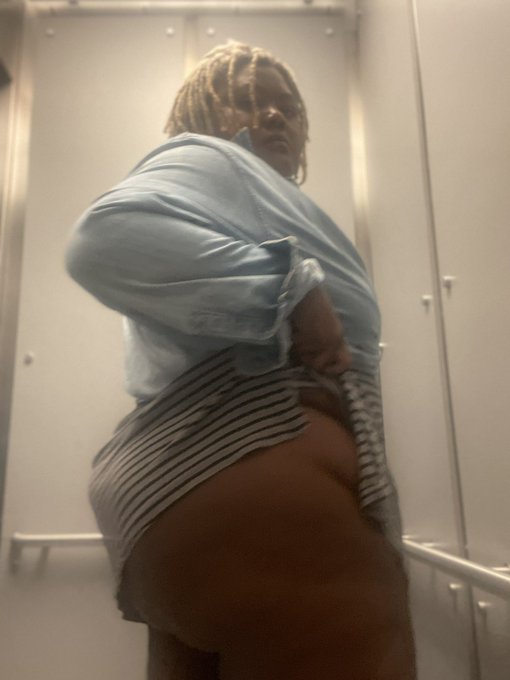 Pretty sure this is supposed to be a shirt but it covers my butt so I wore it as a dress 😁 https://t