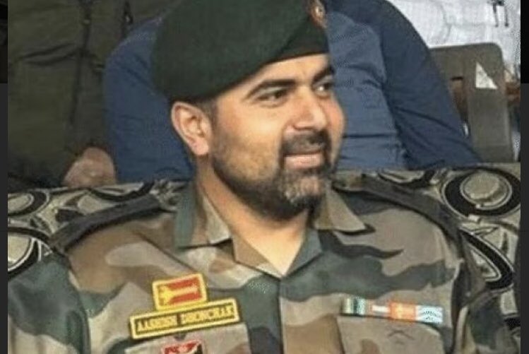 RunMachineSuraj's tweet photo. Major Ashish Dhonack, Deputy Superintendent Humayun Bhat of the Jammu and Kashmir Police and a jawan were killed in a terrorist encounter in Kokorenag. 💔 
#JammuAndKashmir #IndianArmy @Spearcorps https://t.co/ZfrMwUNgLv