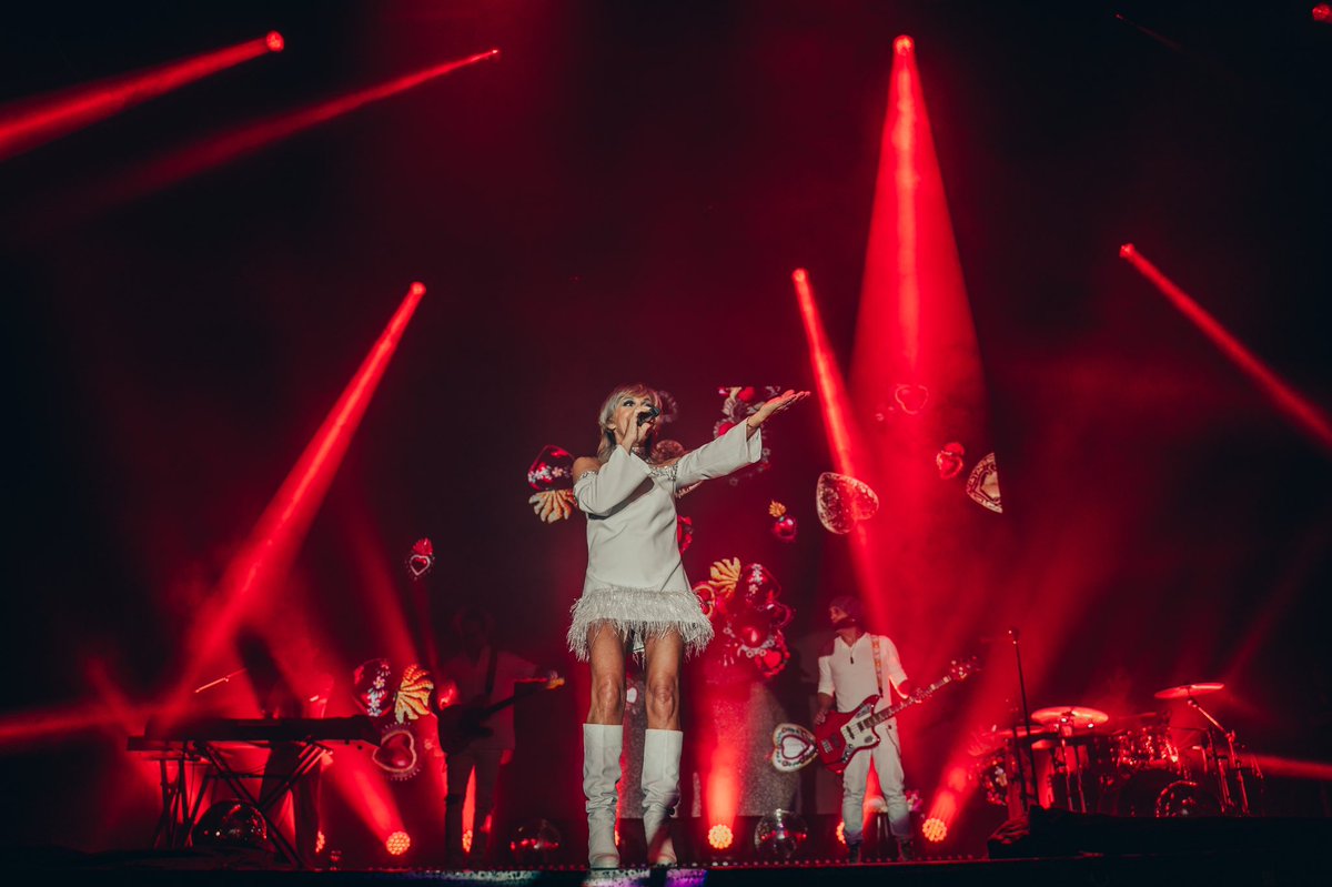 Ana_Torroja's tweet photo. Oviedo, que noche tan llena de emociones…
Aún os siento! Gracias por una noche que llevaré siempre conmigo. Os quierooooooo ❤️❤️❤️ #TourVolver https://t.co/yHMcSP6xmL
