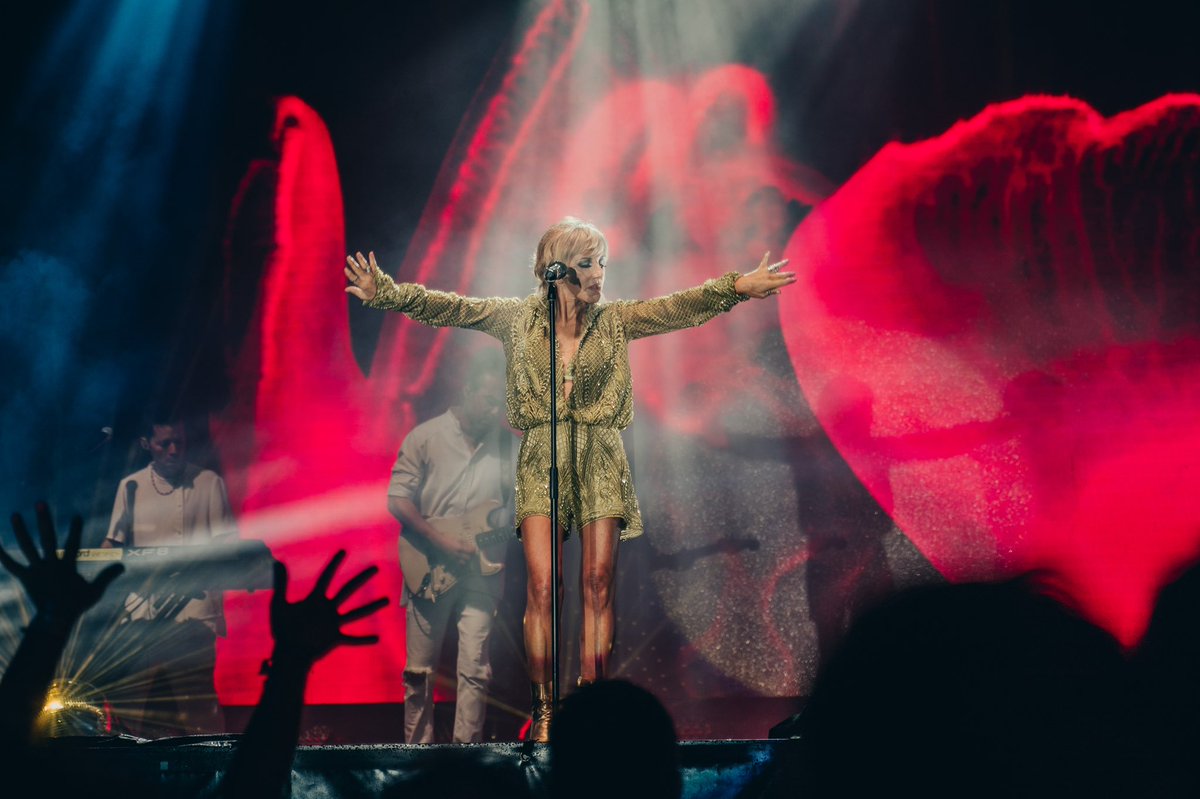 Ana_Torroja's tweet photo. Oviedo, que noche tan llena de emociones…
Aún os siento! Gracias por una noche que llevaré siempre conmigo. Os quierooooooo ❤️❤️❤️ #TourVolver https://t.co/yHMcSP6xmL