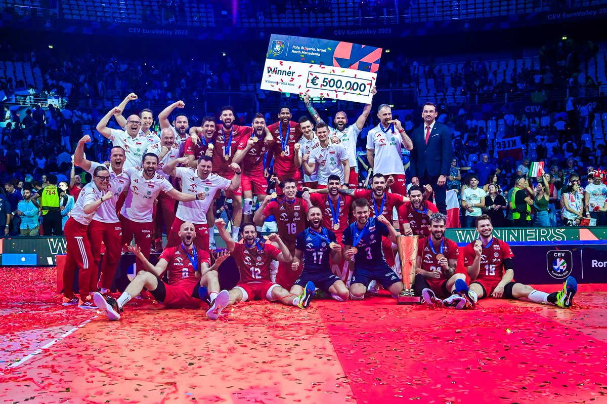 PolskaSiatkowka's tweet photo. Dla pozytywnego rozpoczęcia dnia – kilka zdjęć o tym, jak prezentują się Mistrzowie Europy 2023 🥇🥇🥇
 
 📷 Więcej kadrów na https://t.co/mwozKWd9Lt https://t.co/umjnt1IkDW