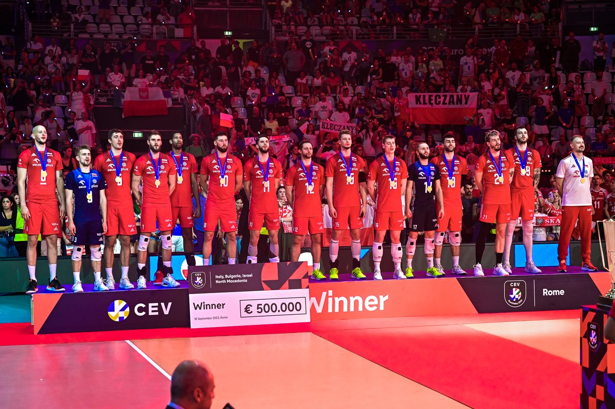 PolskaSiatkowka's tweet photo. Dla pozytywnego rozpoczęcia dnia – kilka zdjęć o tym, jak prezentują się Mistrzowie Europy 2023 🥇🥇🥇
 
 📷 Więcej kadrów na https://t.co/mwozKWd9Lt https://t.co/umjnt1IkDW