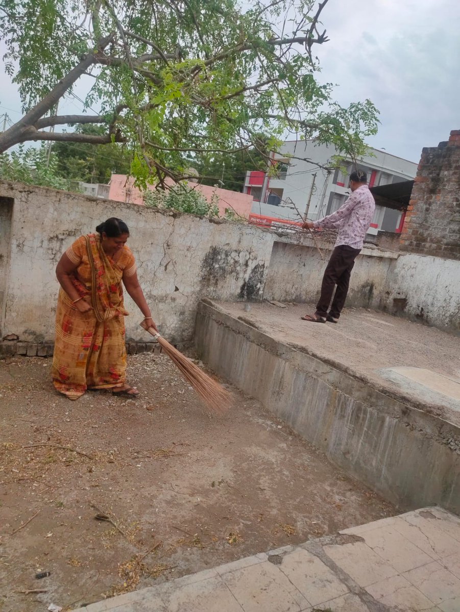 PhcTurkha's tweet image. આજરોજ "આયુષ્માન ભવ" કાર્યક્રમ અંતર્ગત સબ સેન્ટર સફાઈની કામગીરીમાં નાગલપર સબ સેન્ટર ખાતે સફાઈ અભિયાન હાથ ધરવામાં આવેલ.
#MPHW ડી.જે.સોલંકી, #FHW એમ.ડી. ડાભી દ્વારા આ કામગીરી કરવામાં આવેલ.
@DDOBOTAD @Collectorbotad @BotadDsbcc @cdho_botad @eGramBotad @drradhesh83 @VedaniAshish