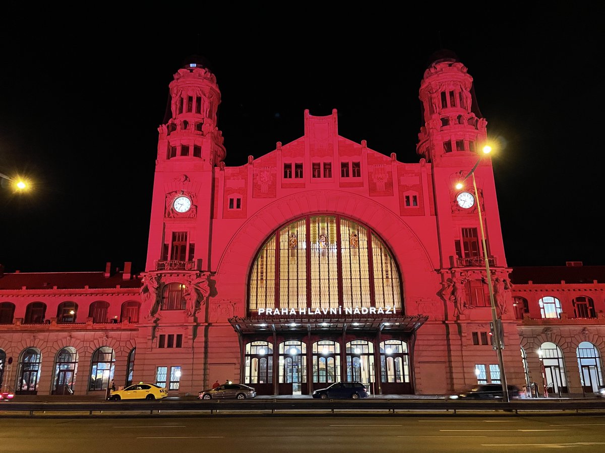 🔴 Červená Fantovka!

Secesní ozdoba pražského hlavního nádraží se večer zabarvila do červena. Připomněla Světový den dárců kostní dřeně. I my tímto chceme poděkovat všem dárcům za to, že pomáhají zachraňovat životy druhých.

Pomoci můžete i vy. Všechny informace najdete na