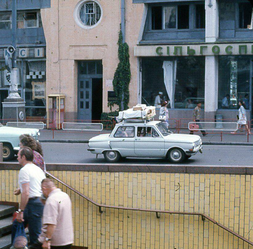 adrozd83's tweet photo. На Бессарабці, 1981 рік #Київ https://t.co/xeCQXfY4lU