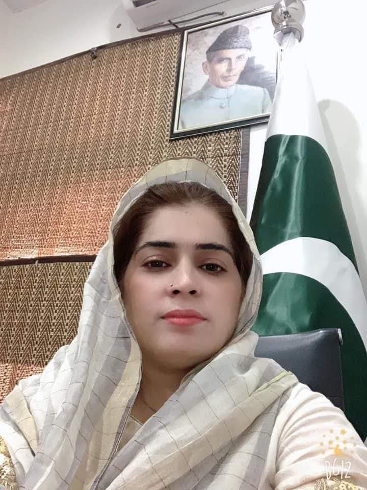 هن وقت تائين سنڌ جي مختلف تعلقن ۾ 16 عورت اسسٽنٽ ڪمشنر مقرر ٿي چڪيون آهن
سنڌ جي ماڻھن کي انھن ئي عورتن مان اميد آھي ته اھي ايمانداري سان پنھجو فرض پورو ڪنديون ۽ غريبن جون مددگار ثابت ٿينديون