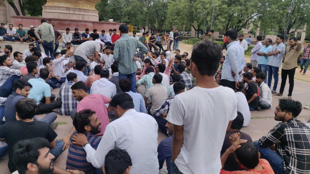 नरेश मीणा की रिहाई को लेकर जयपुर में पत्रिका गेट के पीछे की जा रही बैठक के छायाचित्र!
#IStandWithNaresh 
#नरेश_मीणा_को_रिहा_करो