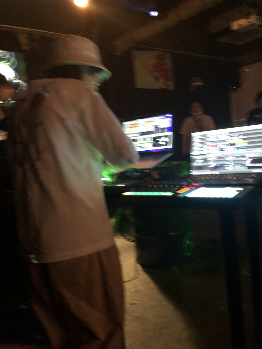 01_gr00v3's tweet photo. 前半のVJはSELDO(@sl_dndn )です！
美しい映像を出しています

#01_groove https://t.co/81627VYpf9