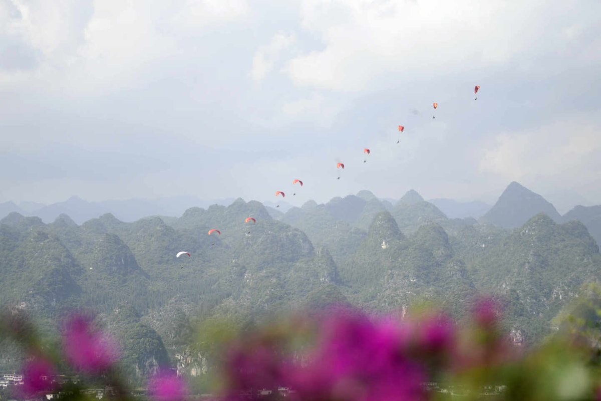 ChinaDaily's tweet image. Global guests involved in mountain tourism and outdoor sports met in China&apos;s mountainous rich Qianxinan Bouyei and Miao autonomous prefecture to unveil the 2023 International Conference of Mountain Tourism and Outdoor Sports, or #MTOS, in Xingyi city. bit.ly/3RmRoES