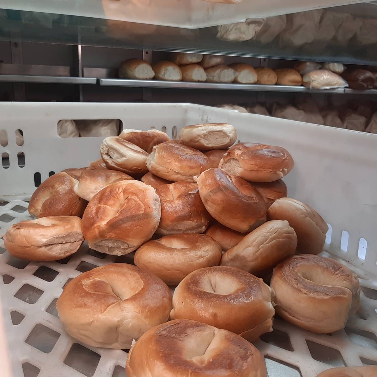 BangkokSkyRain's tweet photo. とスタッフがひたすらお肉を挟んでる光景が見られるほど、人気です。ロンドンのBeigel Bake Brick Lane Bakeryは24時間営業だから、朝ごはんから深夜のお腹がすいたときまで寄れるのが便利!価格も手頃で、美味しいからぜひ試してみて🥺 #BEIGELBAKE #ロンドン #ソルトビーフ #ベーグル #ソウルフード https://t.co/jHT13mJdCc