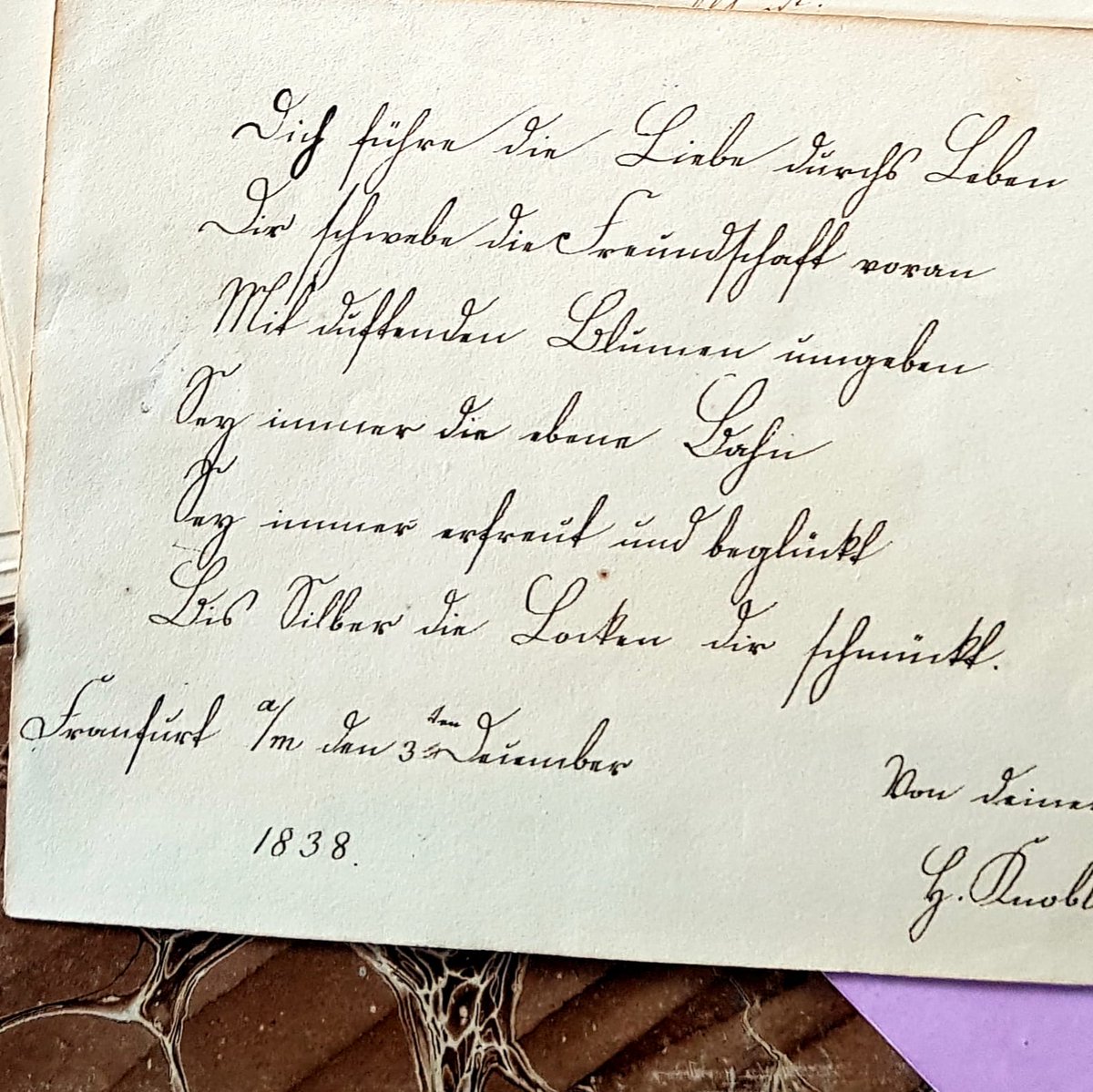 "Dich führe die Liebe durchs Leben (...) Bis Silber die Locken dir schmückt"
Ein kleiner Spruch aus einem Poesiealbum von 1838, zur Erbauung am Sonntagmorgen 
#MuseumKnoblauchhaus 
#poesiealbum #Biedermeier #darkacademia #StadtmuseumBLN