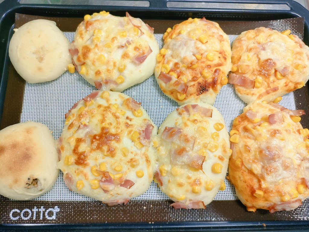 HappyAkk's tweet photo. 久々に菓子パン焼きました♡クルミパンとコーン&ベーコンパン♪焼き立ては美味しい😋
#パン作り #手作りパン #菓子パン #趣味 #キリトリセカイ #homemade #japanese #Savourybread #tasty https://t.co/39REAK4u4d