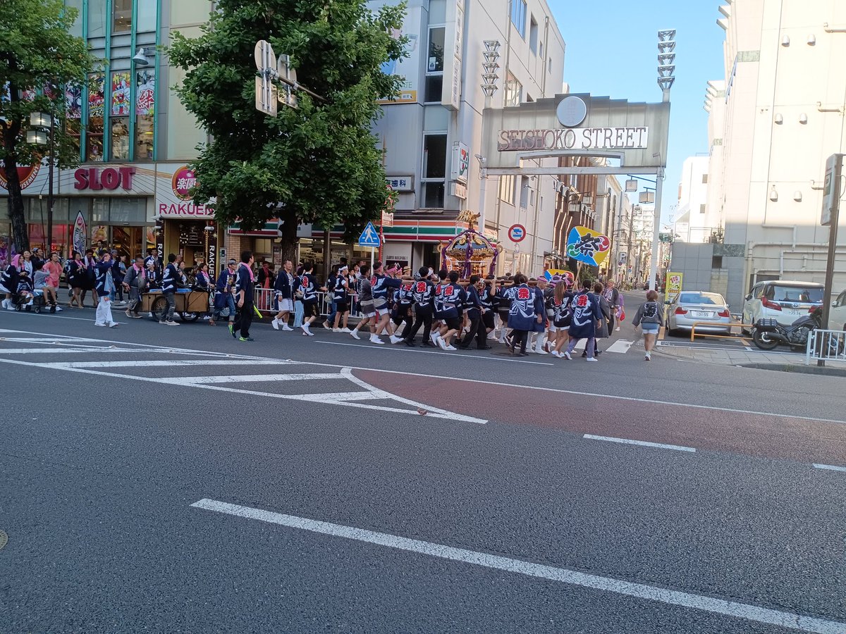 日ノ出町を歩いていたら、町内会のお祭り？お神輿ですね。懐かしいですね～。子供の頃、楽しみにしていたな〜。

#相互フォロー100 
#フォロバ100