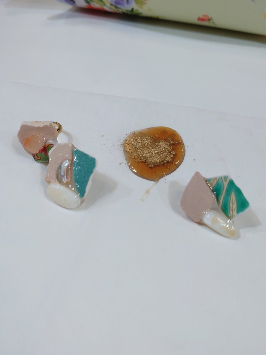 vmt_antique's tweet photo. #minneHandmadeMarket
#金継ぎアクセサリー
ワークショップをしてきました🌿
陶器を選ぶ時間がすごく楽しかった❢
有田焼と京焼きをチョイスしました。
最後に金粉振って完成〜💍✨
#engrace さん有難うございました。 https://t.co/8TaohsdI5h