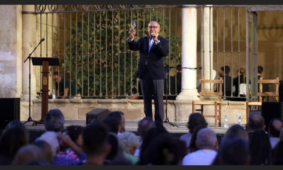 Hacedordevinos's tweet photo. "De Jerez al cielo" una cata que reunió a más de 500 personas en la jerezana plaza de la Asunción para que #TíoPepe brillara con luz propia.
#SherryRevolution https://t.co/pKkr6QOeOT