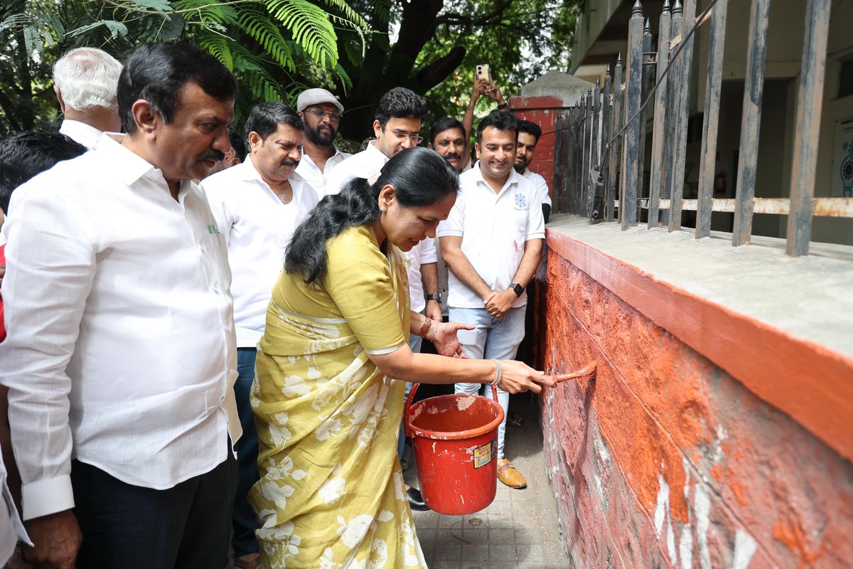 Tejasvi_Surya's tweet photo. Marking PM Shri @narendramodi Ji's birthday, joined Youth For Parivartan's Swachh Bharat drive along with MoS @ShobhaBJP Ji & MLA @CKRBJP Ji at Jayanagar today. 

Modi Ji has been leading this mass movement since 2014 to realise the dream of a clean India. His mantra of "na gandagi karenge, na karne denge," has today evolved as a new culture among Indians.

Participating in cleanliness drives on his birthday is a befitting tribute to his vision for Bharat.

Glimpses from the drive.

#HappyBdayModiJi 
@NammaYFP