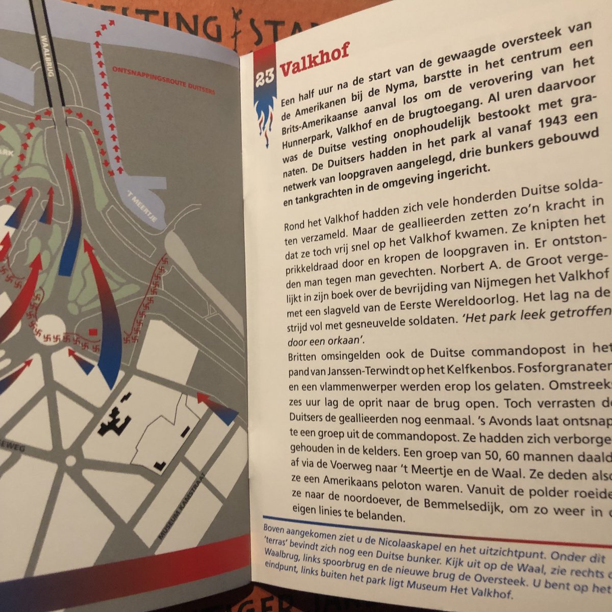 Deze dag , 79 jaar geleden. Vanaf 10 uur luchtalarm boven Nijmegen. Vliegtuigen boven de stad en regio. Als confetti uit de hemel. Zo kwamen duizenden para’s bij Groesbeek uit ontelbare vliegtuigen.
Herinnering, ook vastgesteld in dit wandelboekje door mij