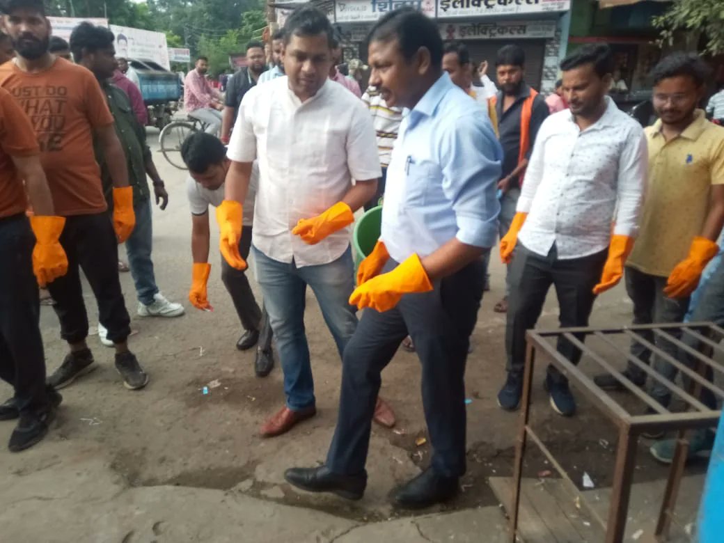 NppLakhimpur's tweet photo. आज नगर पालिका द्वारा अधि.अधि.संजय कुमार जी के नेतृत्व में 'लखीमपुर स्वच्छता वॉरियर्स’ कार्यक्रम किया गया। जिसमें सम्मानित नगर वासियों द्वारा प्रतिभाग किया गया।
#GarbageFreeCities
#indianswachhtaleagu2
#YouthVsGarbage
#GarbageFreeIndia
#NagarVikasVibhagUp
#AkSharmaBharat
#SBM2.0 https://t.co/Z54VYWuxuk