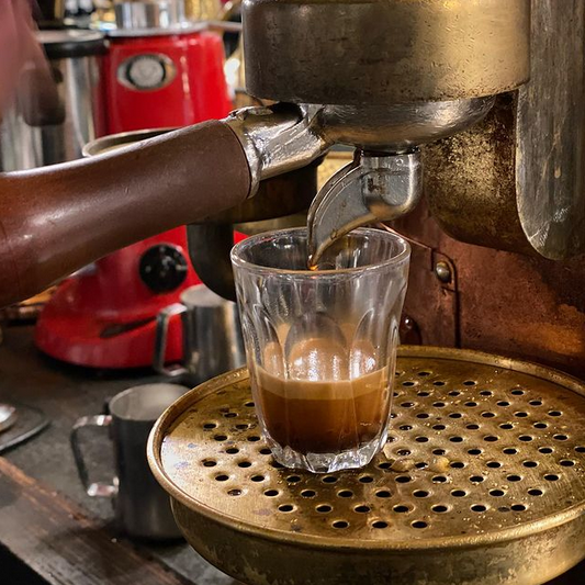 Siete a #Trieste e avete voglia di #caffè ☕?
Ecco come ordinarlo 😊:

☕️ CAPO, un caffé espresso macchiato in tazzina
☕️ CAPO IN B, un caffé espresso macchiato in bicchiere
☕️ NERO, un caffé espresso in tazzina
☕️ NERO IN B, un caffé espresso in bicchiere

 #fvglive #iosonofvg