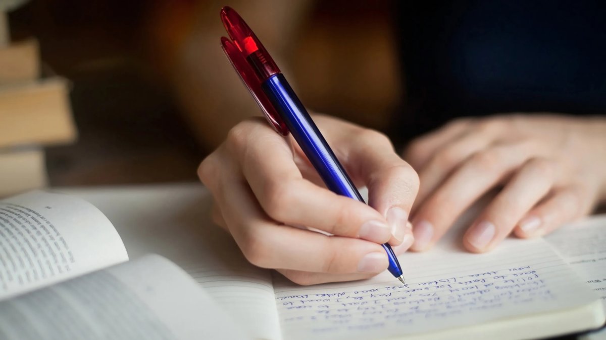 7559pr's tweet photo. L'écriture manuscrite est-elle appelée à disparaître ? Aujourd’hui, 55 % des Français utilisent un clavier au lieu d’un stylo et près de 8 Français sur 10 estiment employer moins souvent l’écriture manuelle qu’il y a 10 ans. Si l’écriture dactylographiée permet de rédiger des textes avec facilité et rapidité, elle est loin de posséder les vertus de l’écriture manuscrite. Cette dernière stimule en effet notre #cerveau et facilite l’apprentissage. Elle favorise l’esprit de synthèse et nous aide à mieux mémoriser les #lettres, les #mots et les nombres, ce qui améliore notre façon de lire.
Source : Enquête de l’IFOP du 12/06/2023  https://t.co/RVdN5flYGs