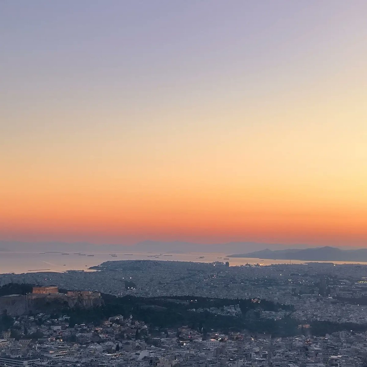 Splendori e miserie, internazionale e ancestrale, emblema della classicità e commista alla barbarie, campione di democrazia e fucina di ribellione. #Atene, in fondo e più di tutte, città libera.

#Athens