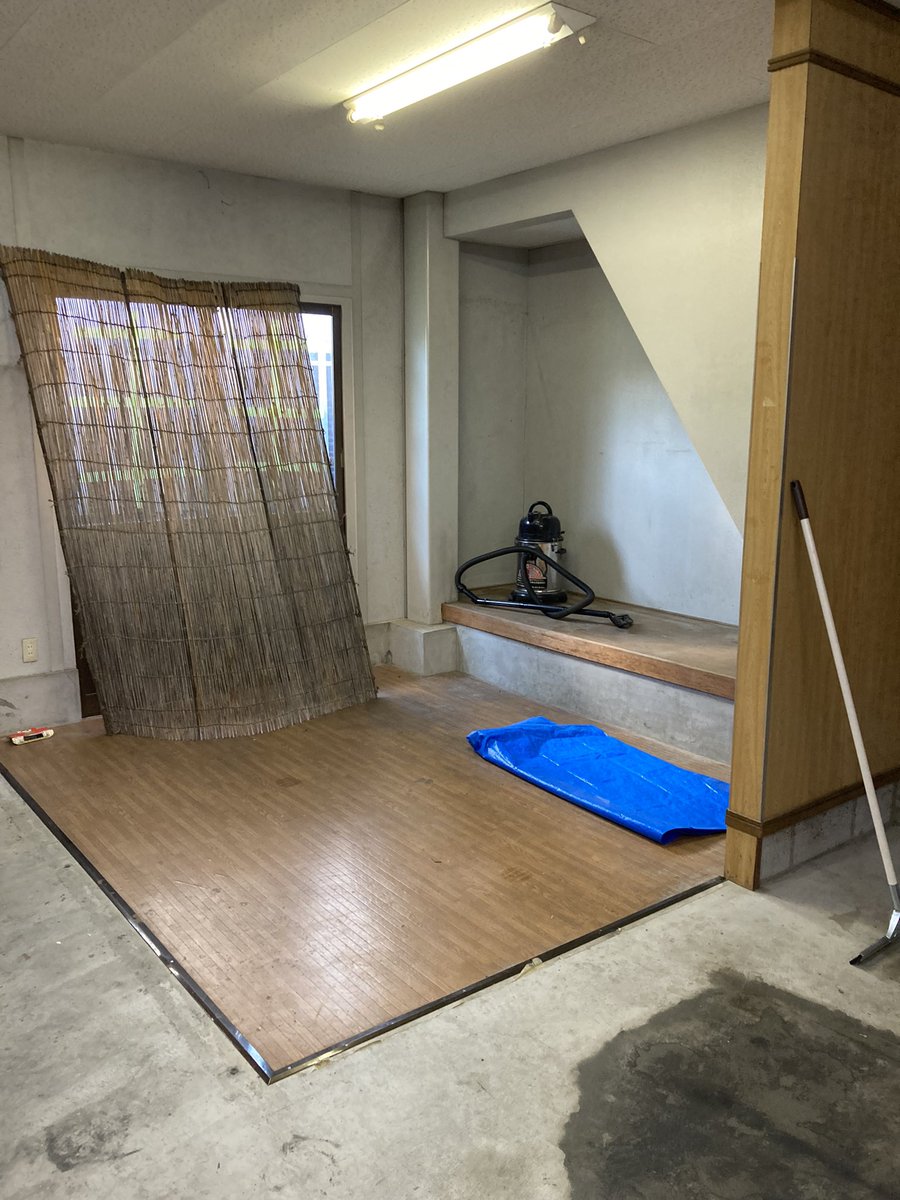 hiroaki_weben's tweet photo. 自営業をしていた実家が今年廃業して、スペースがかなり余ってしまってます！
こういうスペースを有効活用する方法って何かあるでしょうか？？
13坪ほどあるみたいです。
駐車場も3台分ぐらいあるので何か有効活用出来る方法があれば教えて欲しいです！
#空きスペース #スペース https://t.co/17Auymh6nW