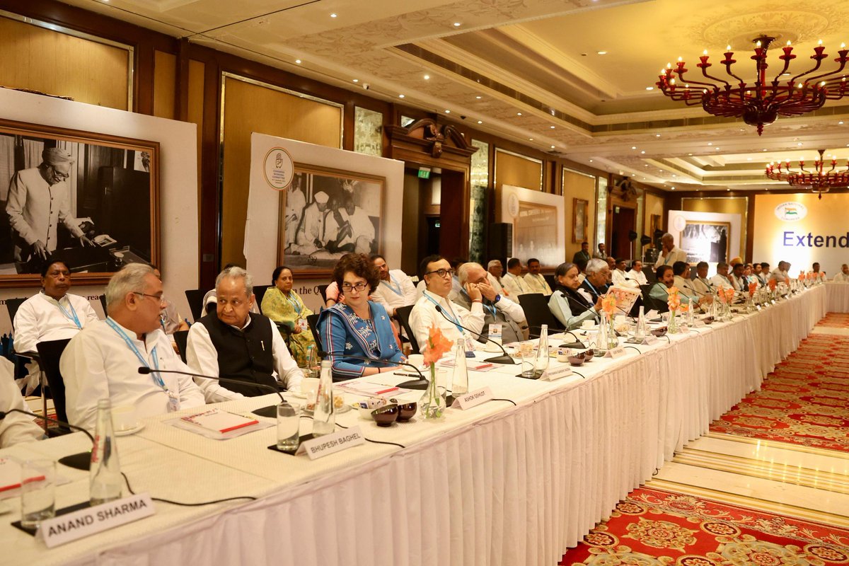 Congress4TS's tweet image. తెలంగాణలోని హైదరాబాద్‌లో ప్రస్తుతం కాంగ్రెస్‌ ఎక్స్టెండెడ్ వర్కింగ్‌ కమిటీ సమావేశం జరుగుతోంది.

ఈ కీలక సమావేశానికి సీడబ్ల్యూసీ సభ్యులు, పీసీసీ అధ్యక్షులు, సీఎల్పీ నేతలు, సీఈసీ సభ్యులు, సీపీపీ ఆఫీస్ బేరర్లు హాజరవుతున్నారు.

#CWCMeetingHyd #CongressVijayabheri