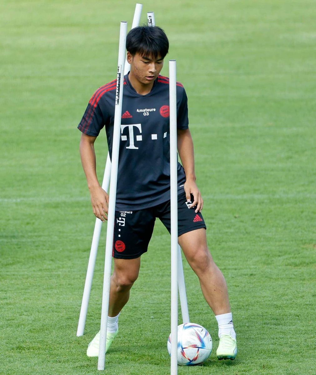 SportsmomentGZI's tweet photo. ...日本代表の19歳の若き才能、福井太一は今夜のバイエル戦に初めてバイエルンのチームに加わる。
#japan #football #Bayern #futbol #フットボール #フットボールフリークス https://t.co/mfPEy9nr9g