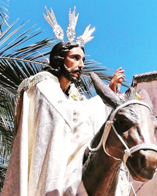 "Y entró en Jerusalén, {llegó} al templo, y después de mirar todo a su alrededor, salió para Betania con los doce, siendo ya avanzada la hora."  Marcos 11:11
#EstacionLinaresBaeza
#borriquillaELB