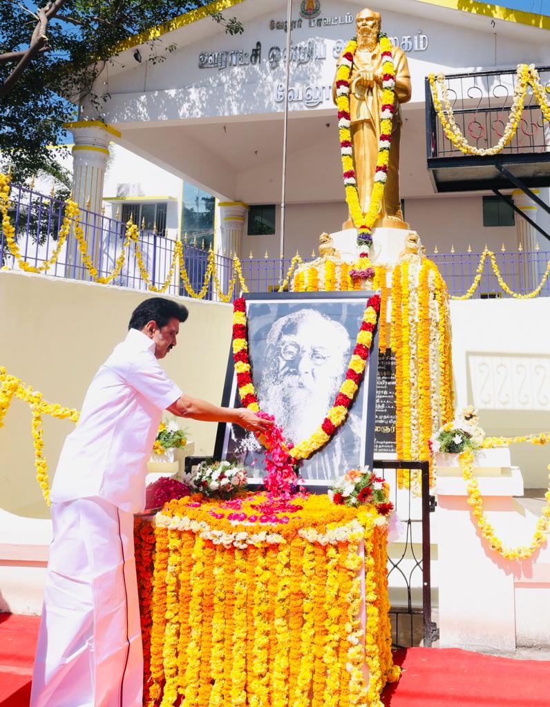 james_dmk's tweet photo. தந்தை பெரியார் அவர்களின் 145-ஆவது பிறந்தநாளில் அவரது திருவுருவச்சிலைக்கு மரியாதை...@mkstalin https://t.co/cgRgQmThLL
