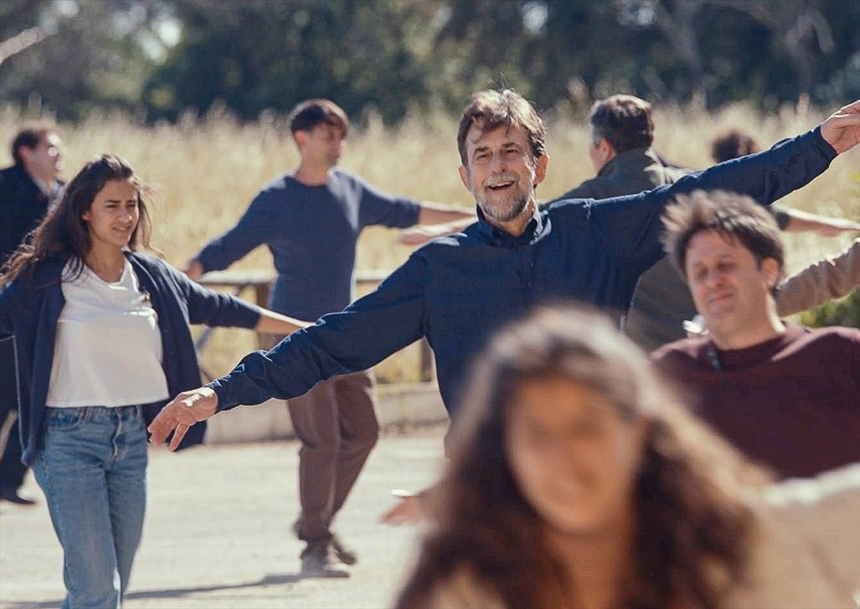 BrunetPau's tweet photo. No puedo negar que el éxito de Nanni Moretti en la taquilla de 2023 me llena de alegría.
En su segundo día en la cartelera española, "El sol del futuro" duplica sus recaudaciones del viernes, llegando a los 53.000€ y acumulando un total de 81.000€. La película ya ha atraído a más de 11.000 espectadores en solo 80 salas. Su promedio por cine es de más de 1.000€.
Con estos datos, es probable que las cifras totales del fin de semana se sitúen entre 120.000€ y 125.000€, lo que supondría un excelente promedio de 1.500€ por sala y alrededor de 17.500 espectadores.
La película ha dado en el blanco y ha conectado con su audiencia de forma fulminante. Es probable que su público estuviera esperándola y Caramel haya sabido reconectar la marca de Moretti con su audiencia ideal. Es de esperar que esto se traduzca en un mantenimiento extraordinario. Estaré atento en los próximos días.
Felicidades a @CaramelFilms, porque todo apunta a que #ElSolDelFuturo tendrá uno de los mejores promedios por sala de este fin de semana y será uno de los éxitos de la temporada.