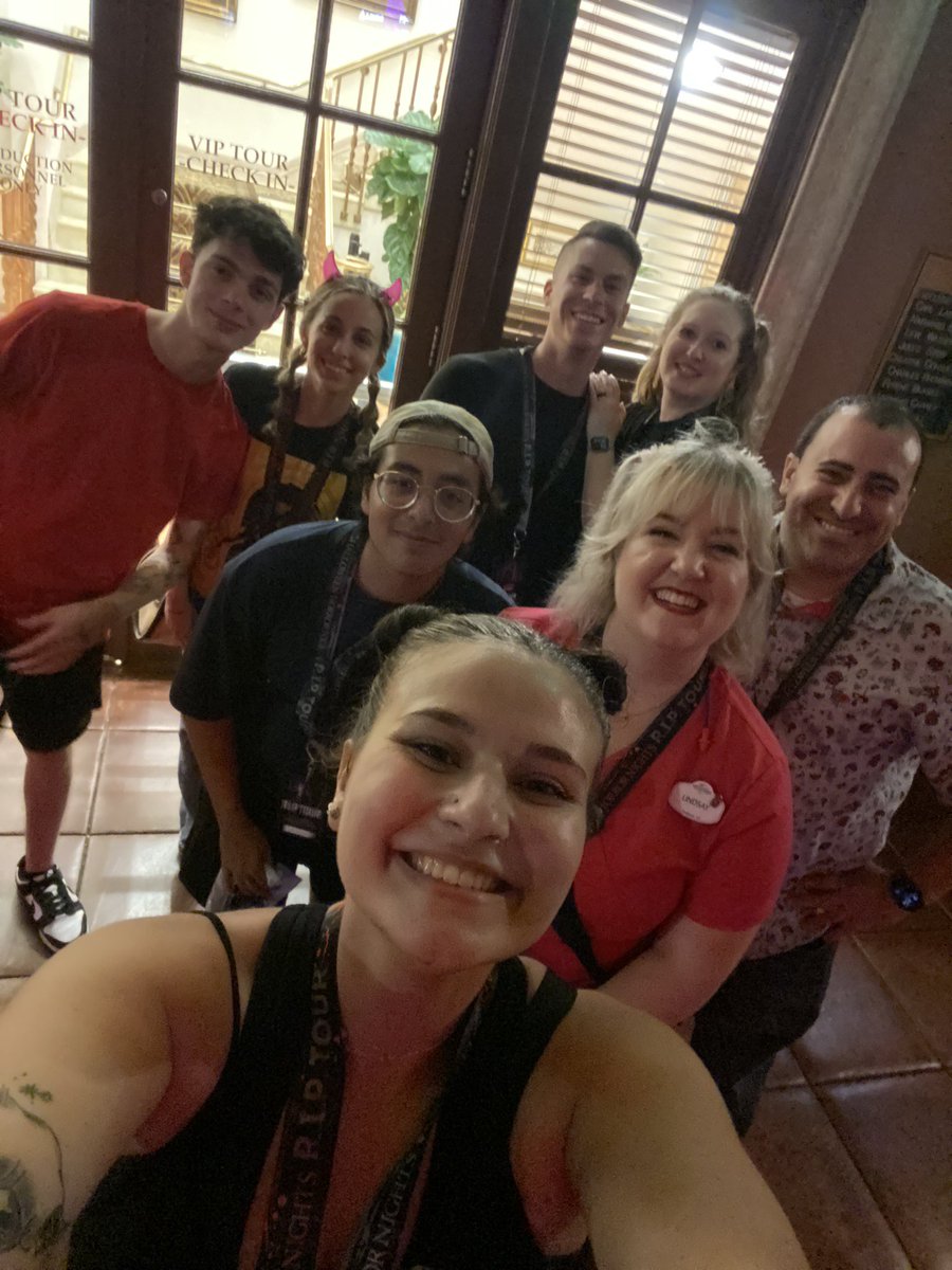 ordinarykaitlyn's tweet photo. @UniversalORL #uofistbump Our RIP Tour Guide Lindsay was AMAZING!!! She was so much fun and she made my first HHN experience the best it could have possibly been!!! Thank you Lindsay!! https://t.co/TdBW4II5hG