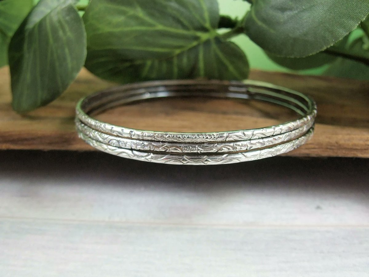 MaxinePring's tweet photo. Stacking Bangles Set of Three in Sterling Silver 2mm Wide - Etsy UK https://t.co/YzXov73kT1 get £5 off with code GET5 #etsyuk #handmade #silverbangles https://t.co/JKMI0khu3f