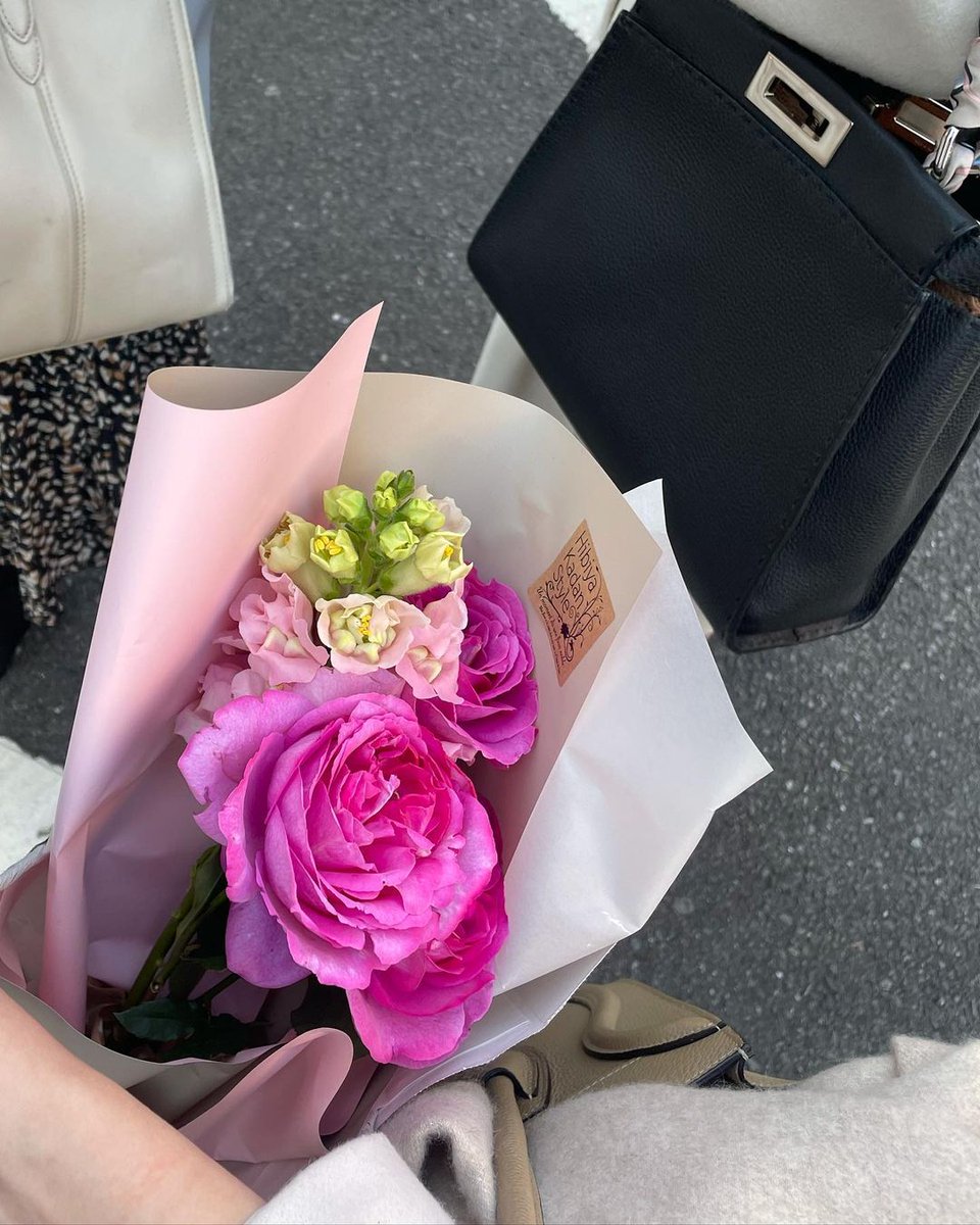 LERRYPULUMBARIT's tweet photo. 遅れて登場したお友達が花束持って登場して男前すぎた🤣❤️💐お花ってもらうとすごい嬉しいですよね🥺🌹

#lunch #mhouse
#恵比寿グルメ #恵比寿カフェ
#東京グルメ #東京カフェ
#おしゃれランチ #女子会ランチ https://t.co/yB24JYLoaK