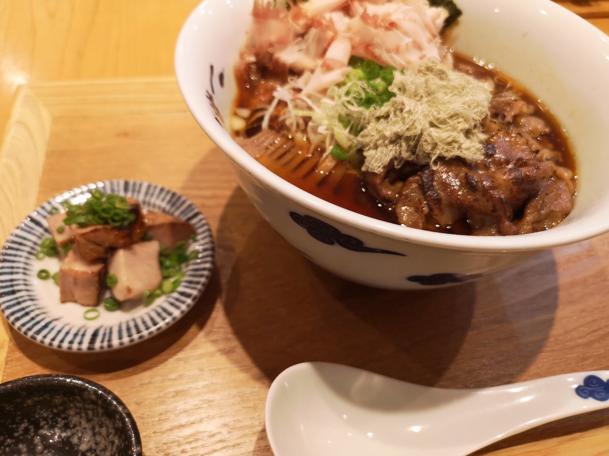kshouseofficial's tweet photo. Kyoto Menya Inoichi
麺屋 猪一
You can choose white or black soy source based soup.
Quite popular ramen noodle shop in Kyoto.
Aroma and flavor of bonito frakes.
You must try when you come to Kyoto!
#Inoichi
#KyotoRamen
#Ramen
#KsHouse
#KsHouseKyoto
#Noodle
#JapaneseNoodle https://t.co/VXps0EEk2x