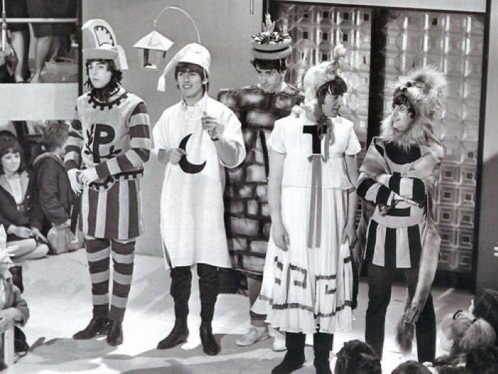 Hel_Niflheim's tweet photo. All the world's a stage, and all the men and women merely players. They have their exits and their entrances; And one man in his time plays many parts.
⁃As You Like It (2.7)
#ShakespeareSunday #TheBeatles #Help #PyramusAndThisbe https://t.co/uCJjmcaatR