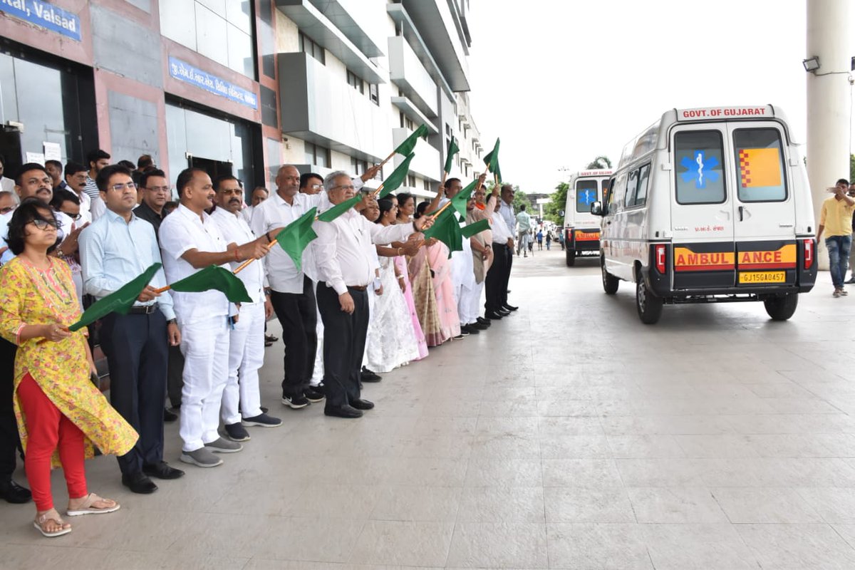 DDO_VALSAD's tweet image. Lokarpan of 11 new PHC Ambulances from various grants of District Panchayat/ Taluka Panchayat/ Planning/ DMF was done today by Hon&apos;ble FM Shri @KanuDesai180 Ji today!