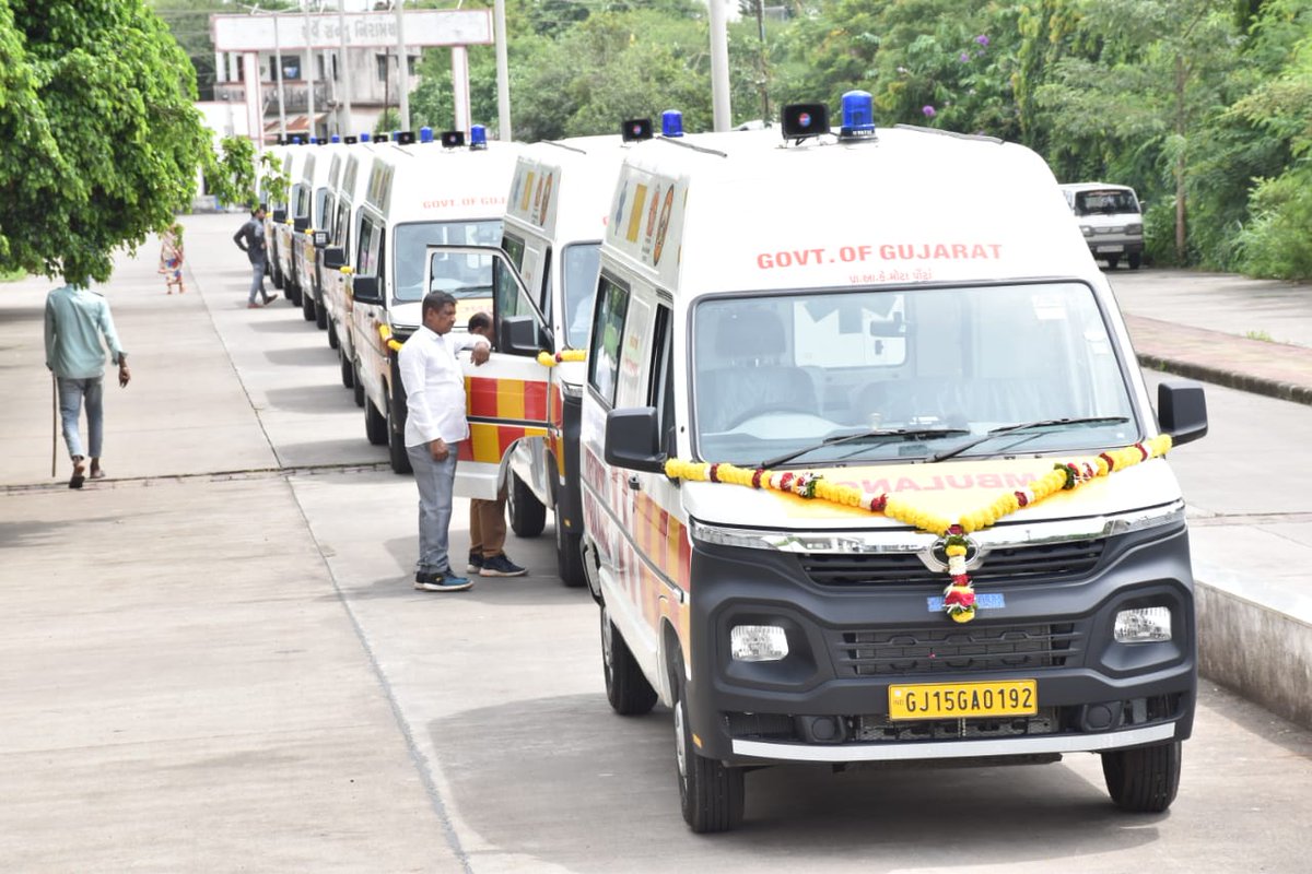 DDO_VALSAD's tweet image. Lokarpan of 11 new PHC Ambulances from various grants of District Panchayat/ Taluka Panchayat/ Planning/ DMF was done today by Hon&apos;ble FM Shri @KanuDesai180 Ji today!