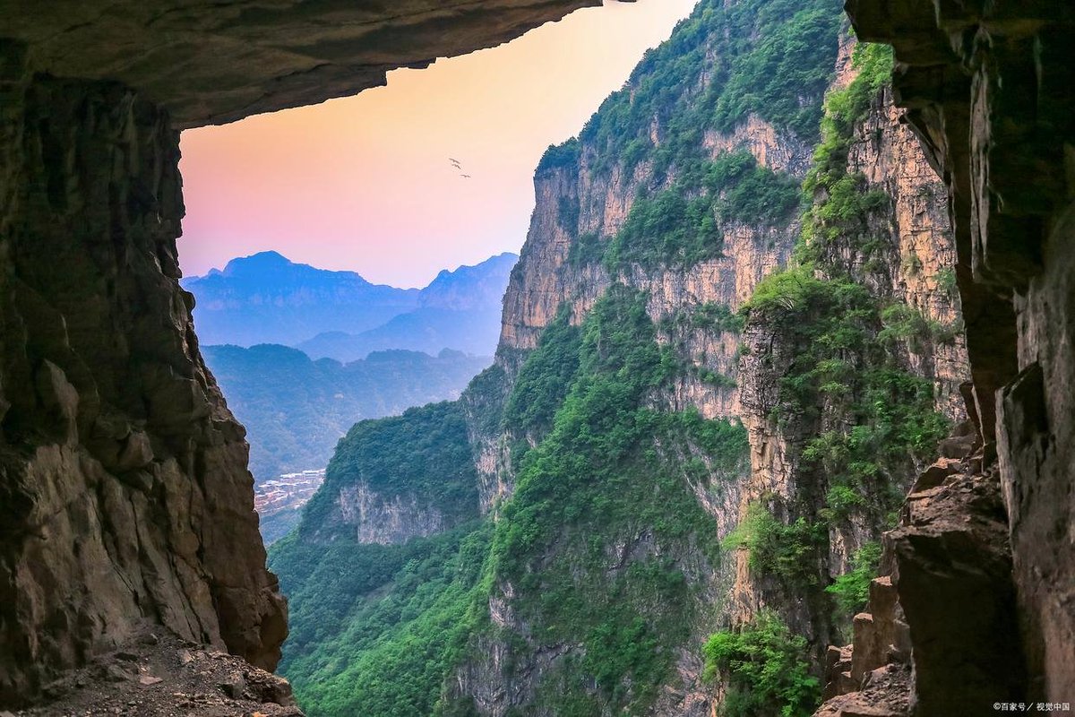TQingse84951's tweet photo. 浩瀚的太行山,蜿蜒绵延千里,犹如一条巨龙横亘在中国北部。 https://t.co/0UZU818gb9