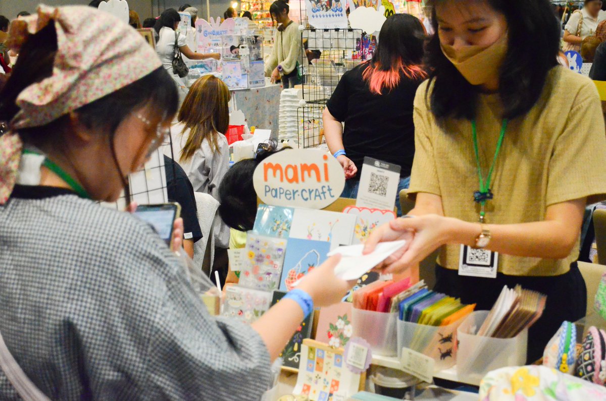 #IFEXPO23 รอบวันอาทิตย์ วันสุดท้ายของเราครั้งนี้ มาร่วมกันแลกเปลี่ยนความรู้สึกดีๆ ระหว่างศิลปินและคนรักศิลปะด้วยกันที่ชั้น 5 สามย่านมิตรทาวน์ งานมีถึง 2 ทุ่ม มาตอนนี้ก็ยังสนุกกันได้อีกยาวๆ ค่า 🥰🥰🥰