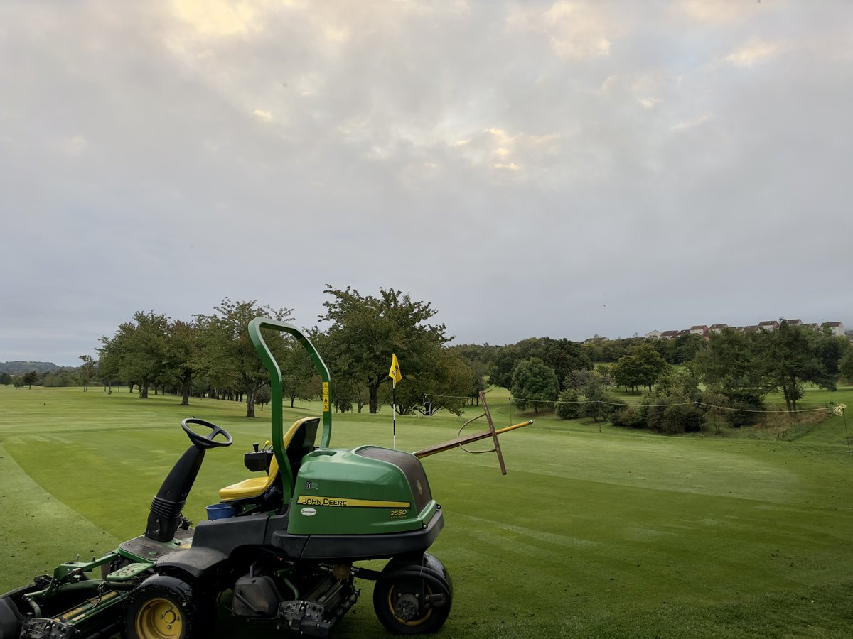 #BestPartOfTheMorning Nice early morning shift on the the greens. W/@AndrewF64710978 @JohnDeere @SherriffG_care @JackSherriffs @KingsknoweGC