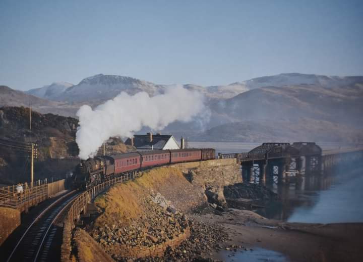 BR Standard Class 4MT 75004 has just crossed Barmouth bridge with a 3 coach train.
Date: January 1965
📷 Photo by John Dewing.
#steamlocomotive #1960s #WALES #BritishRailways #CambrianLine