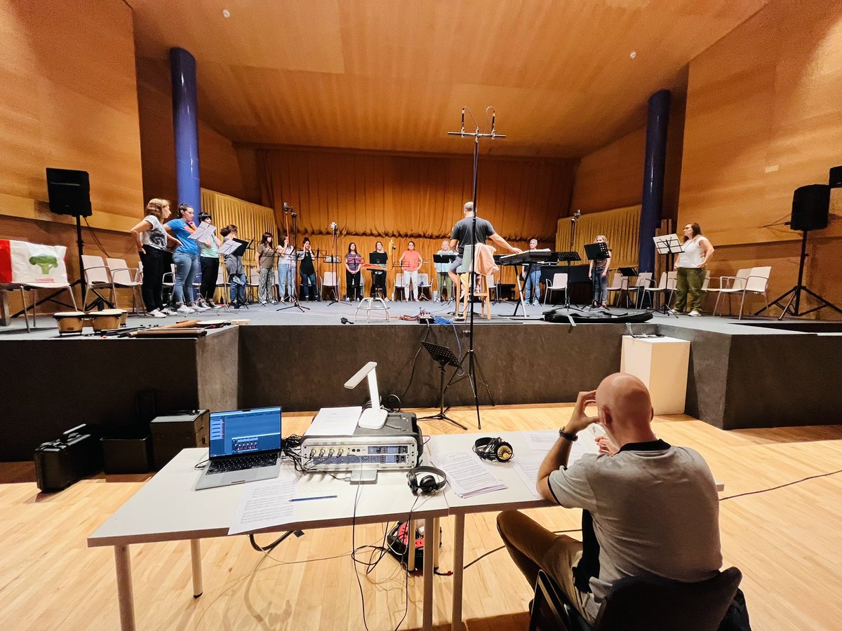 VNmusica's tweet photo. Hoy grabando a @AlaiaEnsemble y @Dani_DelaPuente en el Auditorio de Tres Cantos música fantástica de Junkal Guerrero. Su segundo Cd que vuelven a confiarnos. ¡Gracias chicas! #compositoras #musicaclasica #creadorasdelamusica #musicavasca @tenorvictor @GancedoSonia https://t.co/wN2nxYX21T