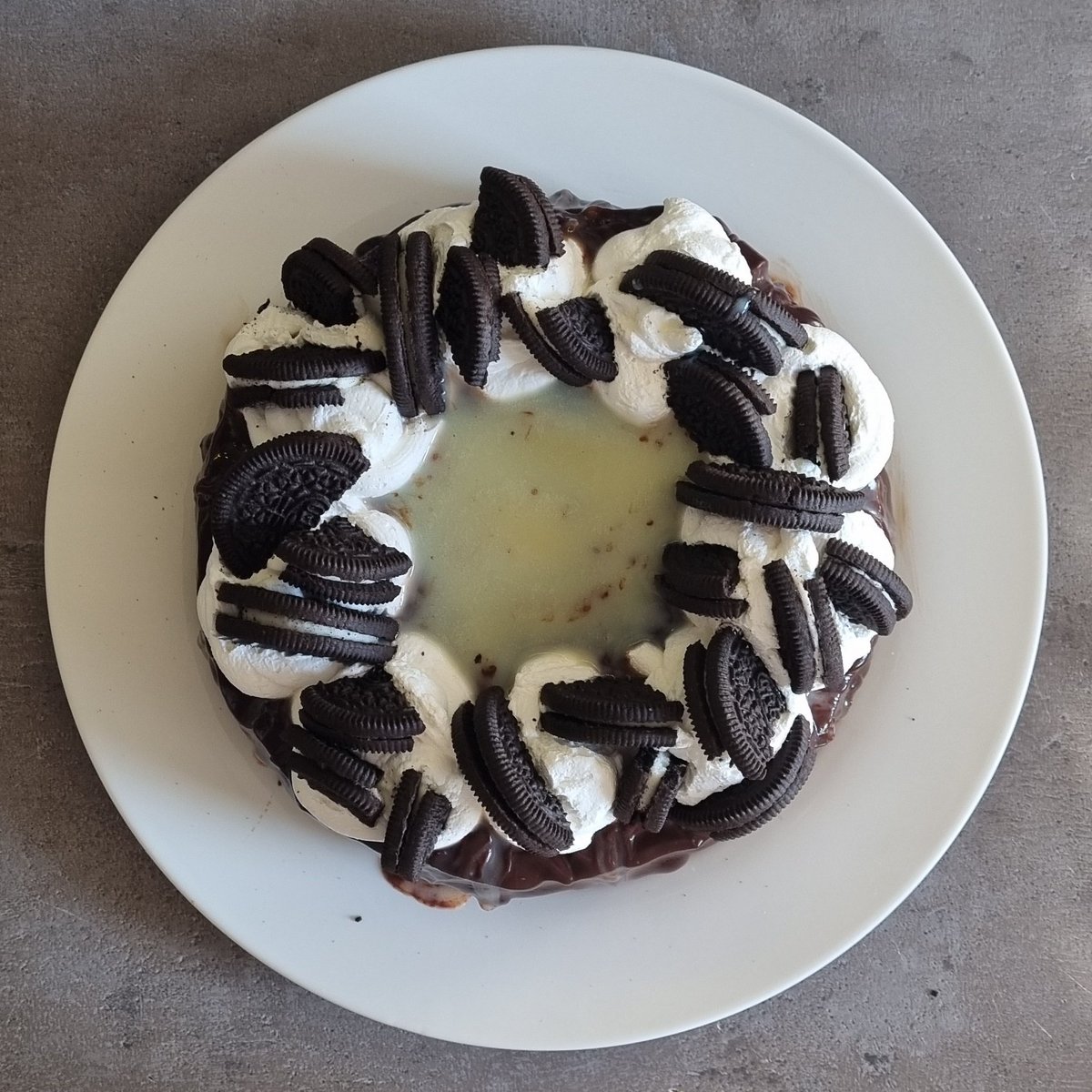 abrazivna's tweet photo. Sinoć radila prvi put oreo cheesecake sa solidnom dozom ruma u dupetu, i jutros zaključim da mogu napraviti ganache prije prve kave.
Narator: Ali nije mogla.
.
.
.
Izgleda dobro, ali što je unutra...🤷‍♀️ https://t.co/SZYM4rKYtm