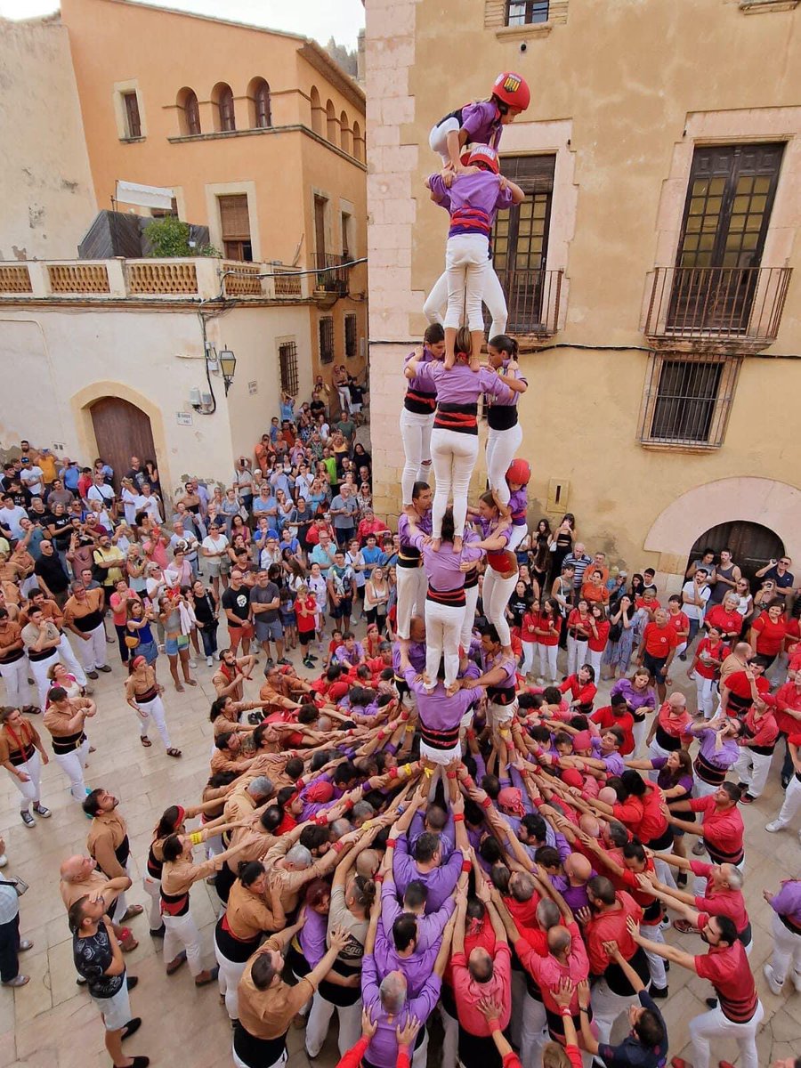CdAltafulla's tweet photo. 💬Ahir plaça del pou va viure diada castellera històrica🙌🏻on @JovesValls van descarregar l’històric pd8fm👏🏻vam portar👇🏻
3de7
3de7a
4de7
Pd5
Pd4 
Pd4ps
Gràcies @xiquets i @JovesValls,per l’ajuda a les pinyes i el gran ambient a plaça🤩💜

📸Fotos @ajAltafulla i Rosa Perez https://t.co/cxTnHRnsDa