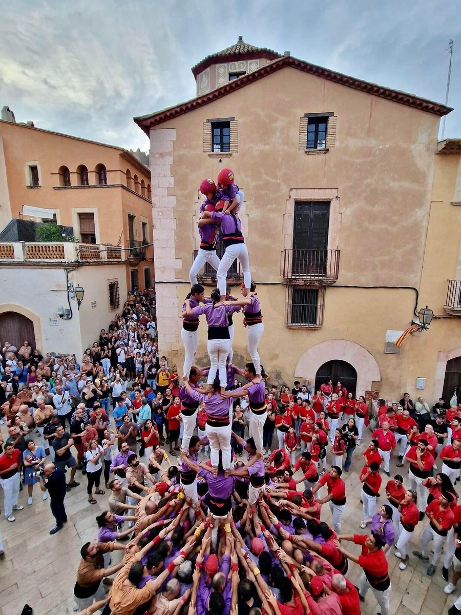 CdAltafulla's tweet photo. 💬Ahir plaça del pou va viure diada castellera històrica🙌🏻on @JovesValls van descarregar l’històric pd8fm👏🏻vam portar👇🏻
3de7
3de7a
4de7
Pd5
Pd4 
Pd4ps
Gràcies @xiquets i @JovesValls,per l’ajuda a les pinyes i el gran ambient a plaça🤩💜

📸Fotos @ajAltafulla i Rosa Perez https://t.co/cxTnHRnsDa